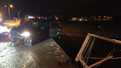 Kaza yapan ara� k�pr�de as�l� kald�... Nehre d��mekten k�l pay� kurtuldu