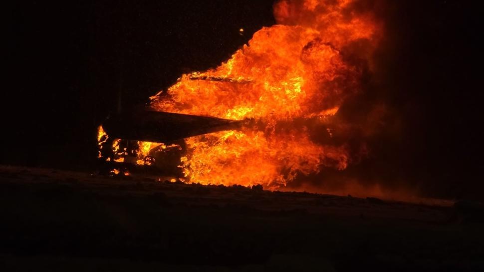 Karlı yolda zorlanan araç alev aldı