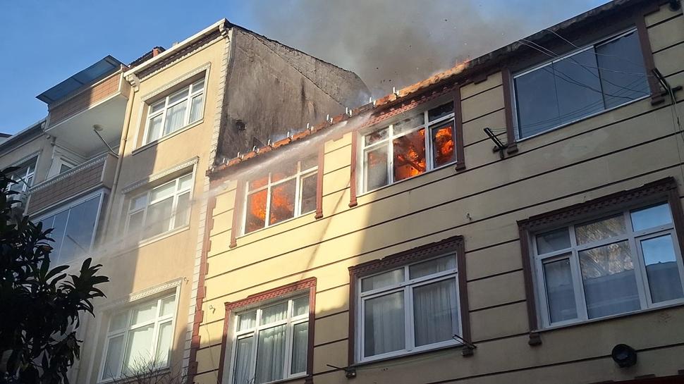 Küçükçekmece'de çatı katında yangın