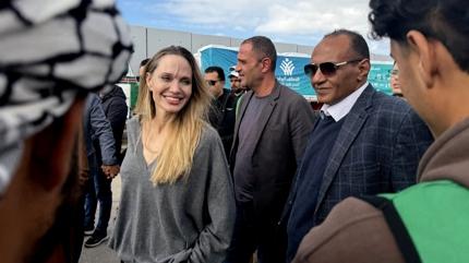 Angeline Jolie Refah S�n�r Kap�s�'nda: Gazze i�in acil yard�m �a�r�s�nda bulundu