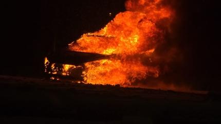 Karl� yolda zorlanan ara� alev ald�