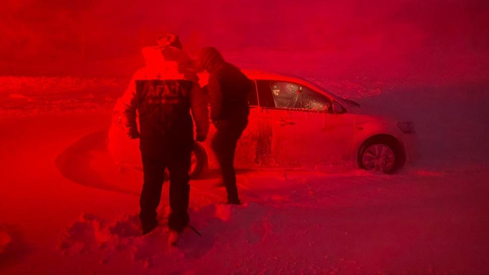Tipi kabusa çevirdi! Ağrı'da yollarda mahsur kalanlara ekipler yetişti