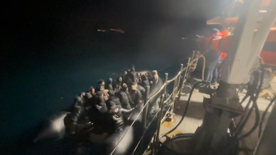 İçlerinde çocuklar da var... İzmir açıklarında 74 düzensiz göçmen yakalandı