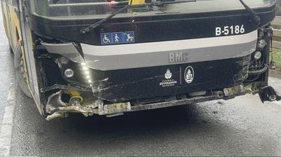 Sefer s�ras�nda faciadan d�n�ld�: �ETT otob�s� bariyerlere �arpt�