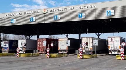 T�rkiye'ye do�ru yola ��km��lard�! Binlerce euro ve yar�m kilo alt�n kom�uya tak�ld�