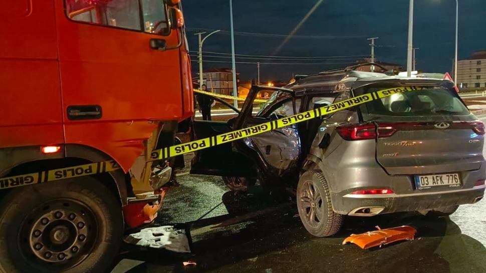 Afyonkarahisar'da feci kaza: Tır ile otomobil çarpıştı