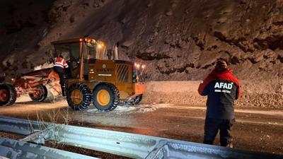 Beyaz mesai: Karla m�cadelede 42 bin personel g�revde