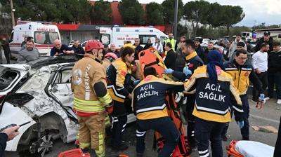 Manisa'da otob�s ile otomobil �arp��t�: 3 yaral�