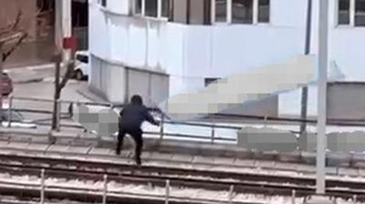 Y�rekleri a�za getirdi: Kopan tabela metro raylar�na d��t�