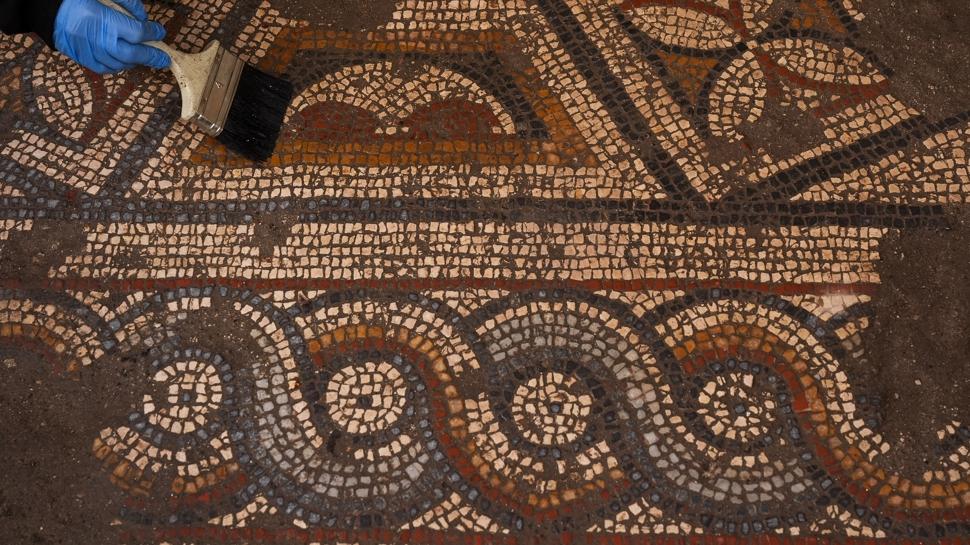 Antik nazarlık "Süleyman düğümü" motifli mozaik İzmir Smyrna Antik Kenti'nde ortaya çıktı