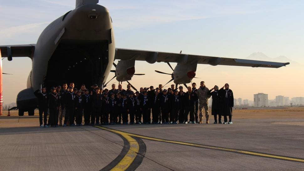 Mehmetçikle Bir Gün Projesi... Öğrenciler kışlalara misafir oldu