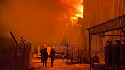 So�uk hava deposunda yang�n: Ekipler m�dahale ediyor