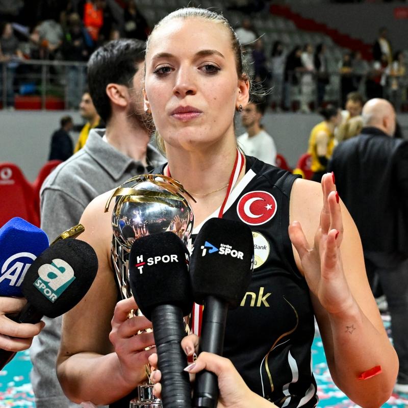 Vak�fBank'ta Cansu �zbay'dan k�t� haber