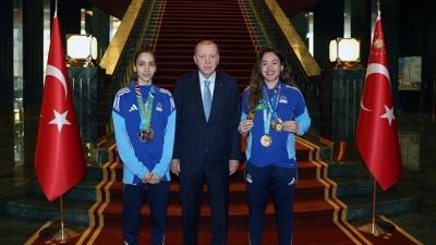 Ba�kan Erdo�an, milli tekvandocu Sude Yaren ve S�la Irmak Uzun�avdar'� kabul etti