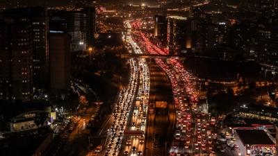 �stanbul'da trafik �ilesi... Yo�unluk y�zde 81'e ula�t�