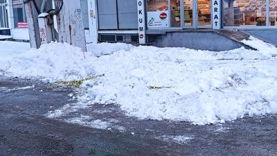 Tatvan'da ac� olay: �at�dan d��en kar k�tlesi can ald�