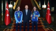 Ba�kan Erdo�an, milli tekvandocu Sude Yaren ve S�la Irmak Uzun�avdar'� kabul etti