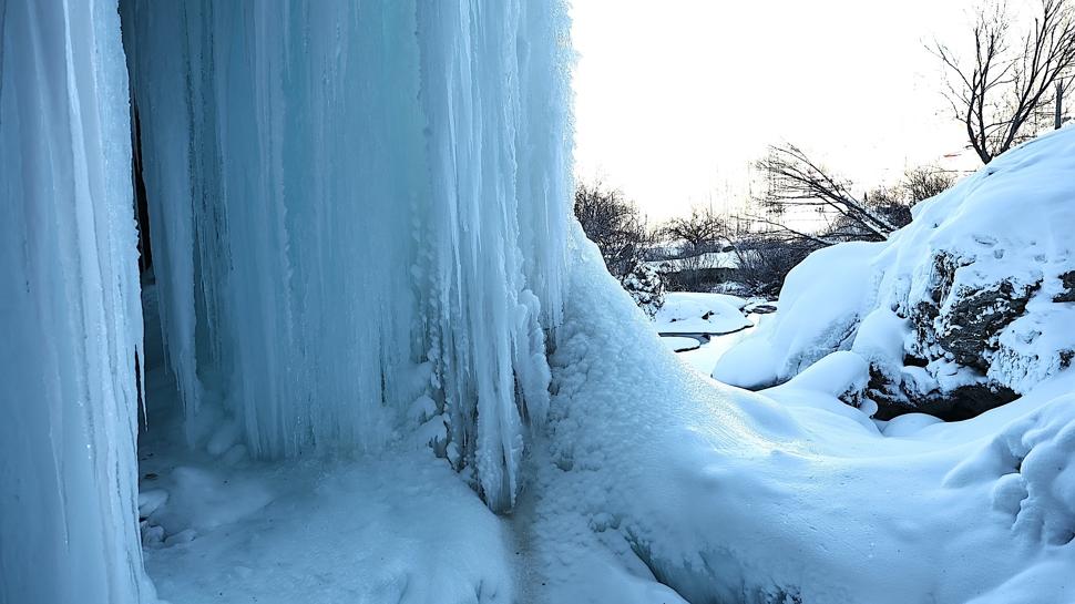 Bayburt'taki Sırakayalar Şelalesi buz tuttu!