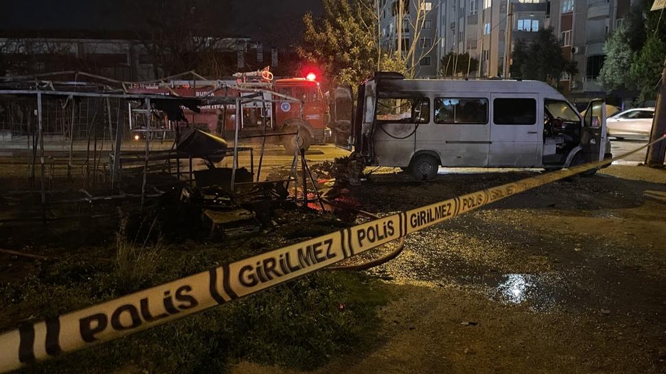 Bursa'da alevler korkuttu... Barakada başlayan yangın minibüse sıçradı