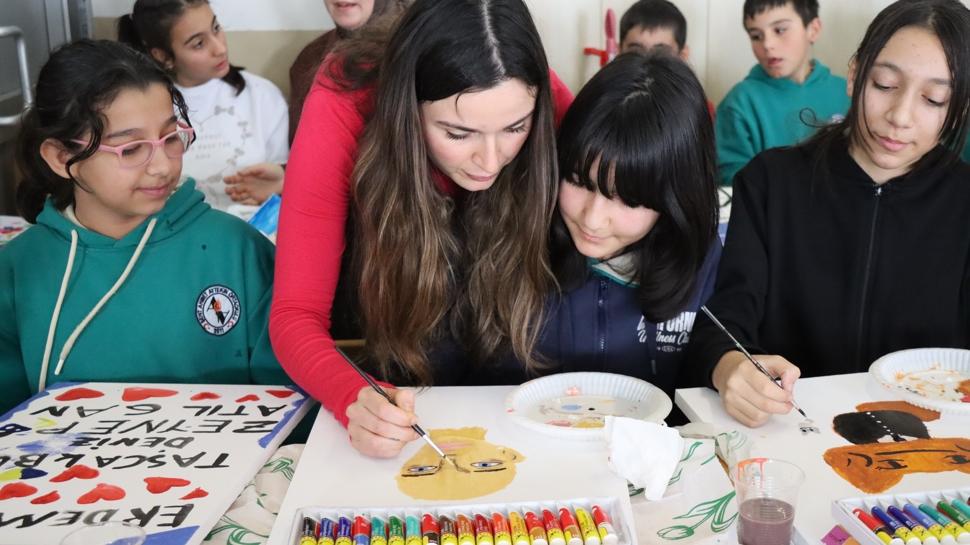 Ressam Melis Do�an Erzincan'da �ocuklarla bulu�tu!  Hayalim, unutulmu� bir k�yde sanat okulu a�mak 