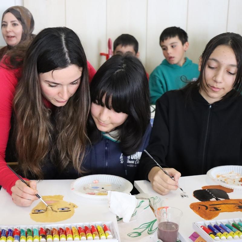 Ressam Melis Do�an Erzincan'da �ocuklarla bulu�tu!  Hayalim, unutulmu� bir k�yde sanat okulu a�mak 