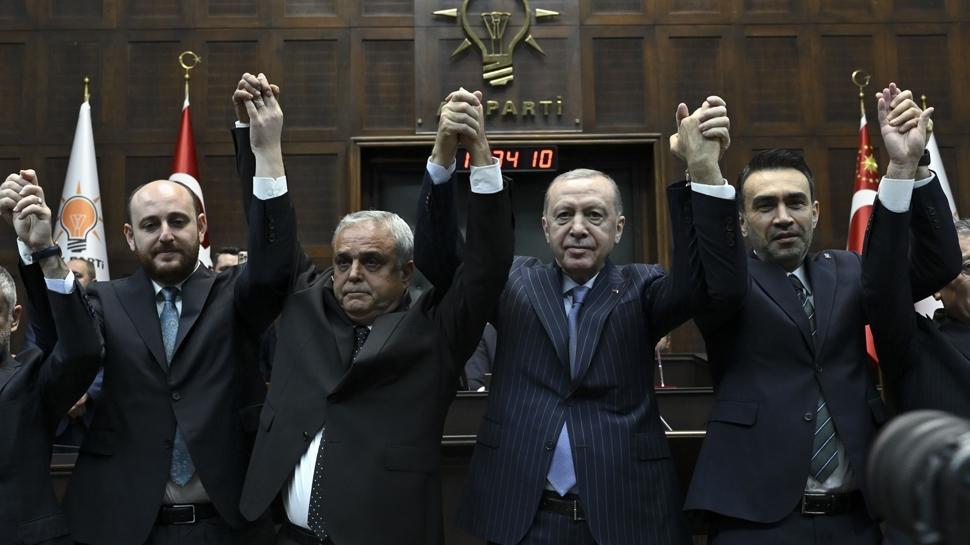 Rozetlerini Ba�kan Erdo�an takt�! AK Parti'ye �� milletvekili kat�ld�