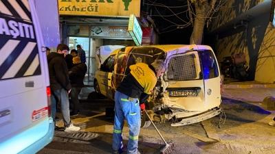 Bah�elievler'de kamyonet deh�eti... Kontrolden ��k�p 4 arac� bi�ti