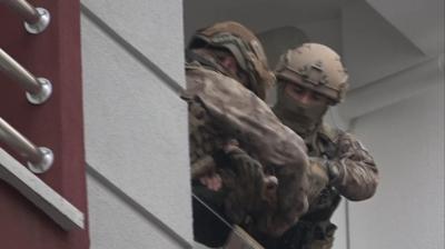 Balkonda b��akl� kriz: �kna sonu� vermedi, �zel Harekat devreye girdi