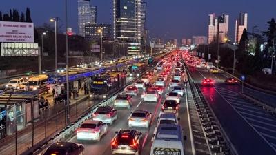 �stanbul'da i� ��k��� trafi�i... Yo�unluk y�zde 83'e ula�t�