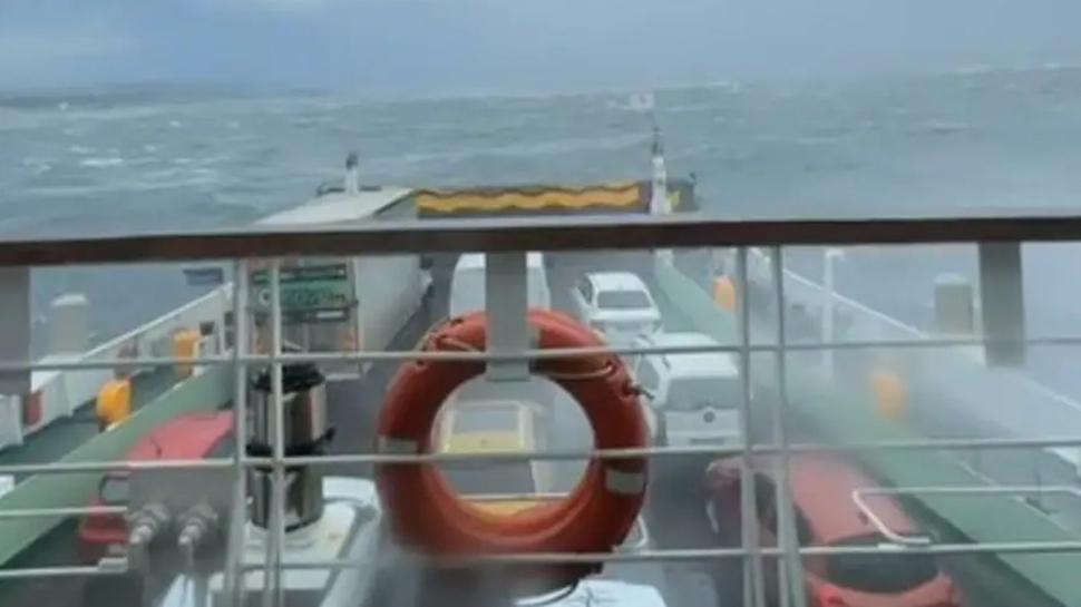 Arabalı feribot sürükleniyor: Deniz ortasında korku dolu anlar