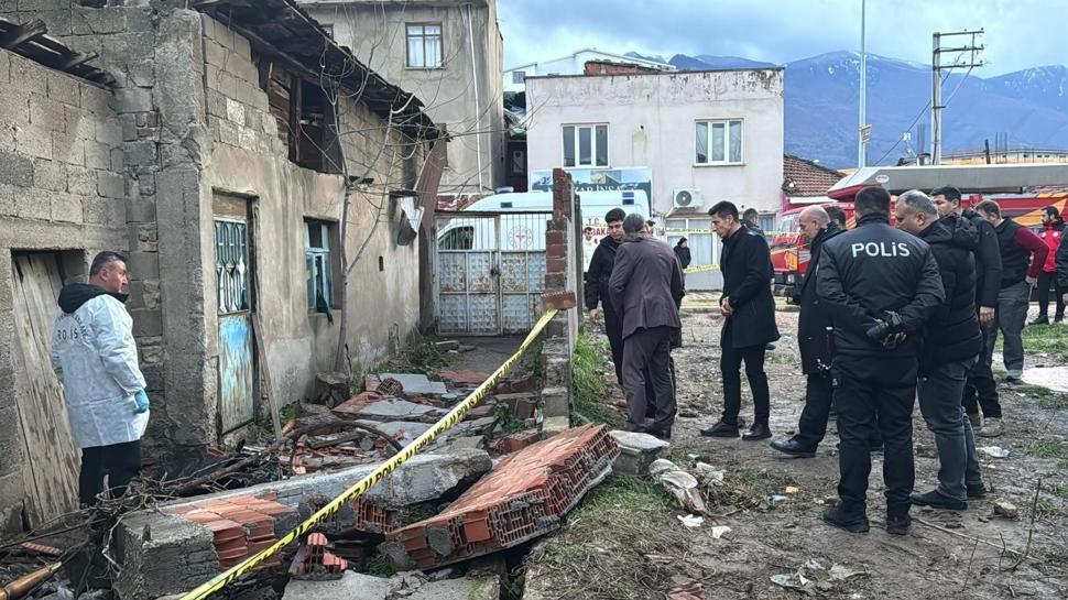 Bursa'da lodos binanın duvarını yıktı... 1 can kaybı