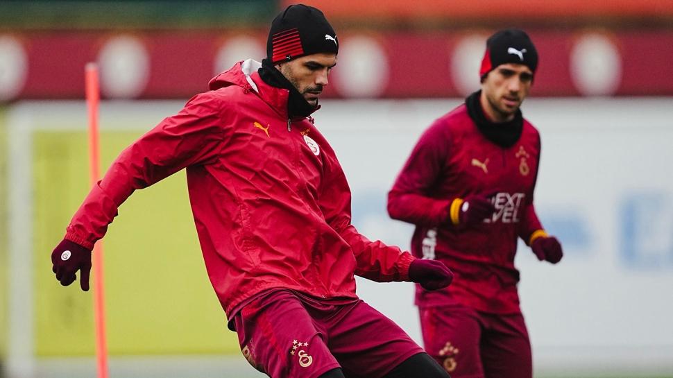 Galatasaray'da Fenerbahçe maçının mesaisi sürüyor