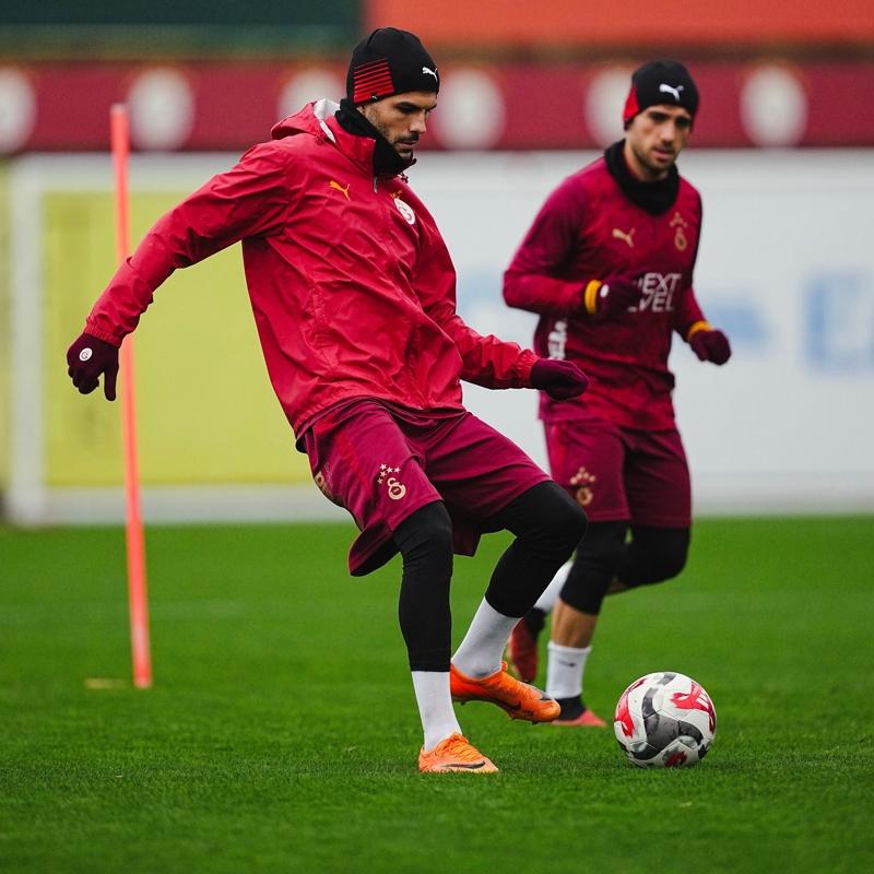 Galatasaray'da Fenerbah�e ma��n�n mesaisi s�r�yor