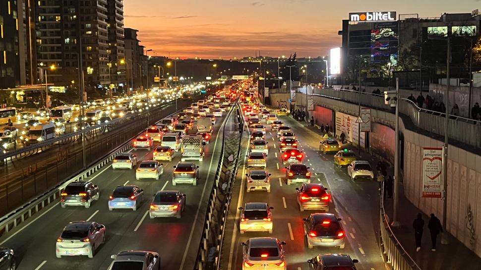 İstanbul'da trafik yine sıkıştı... Yoğunluk yüzde 81'e ulaştı