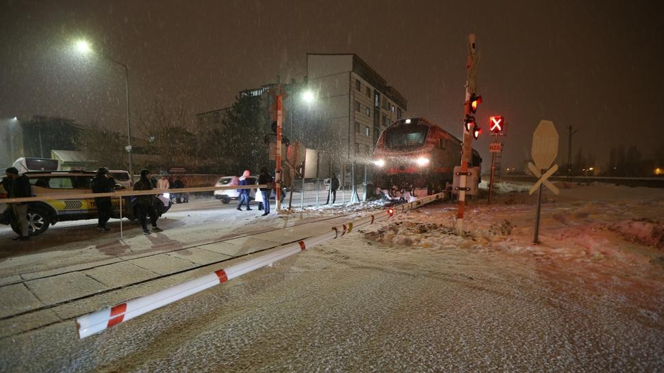 Kars'ta tren kazası... 1 kişi ağır yaralandı