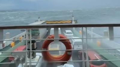 Arabal� feribot s�r�kleniyor: Deniz ortas�nda korku dolu anlar