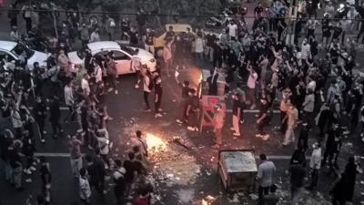 �ran'da polise suikast... Muhalif �rg�t sald�r�y� �stlendi