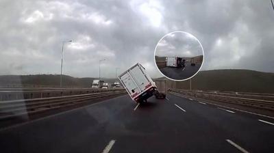 �stanbul'u f�rt�na vurdu: Seyir halindeki kamyonet devrildi