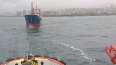 Kartal Demir Sahas�'nda s�r�klenen kargo gemisi kurtar�ld�