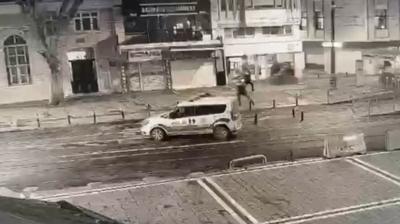 �nce i� yerlerine ate� a�t�lar... Sonra polise silah do�rulttular