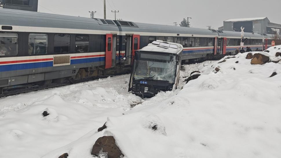 Belediye otobüsü trenle çarpıştı! Facianın eşiğinden dönüldü