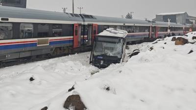 Belediye otob�s� trenle �arp��t�! Facian�n e�i�inden d�n�ld�