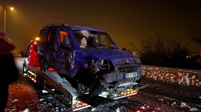 Elaz��'da feci kaza... Otomobil ayd�nlatma dire�ine �arpt�