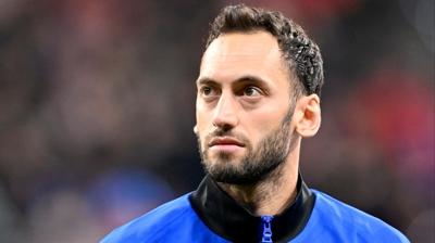 Ve Hakan �alhano�lu transferi bitti! 2 y�ll���na imzay� at�yor