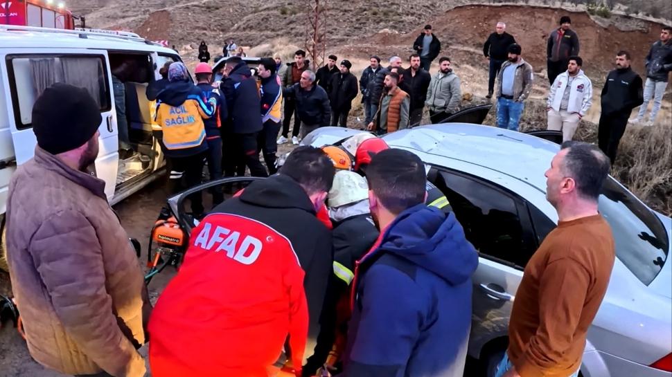 Aksaray'da feci kaza: Minibüsle otomobil kafa kafaya çarpıştı, 6 yaralı!