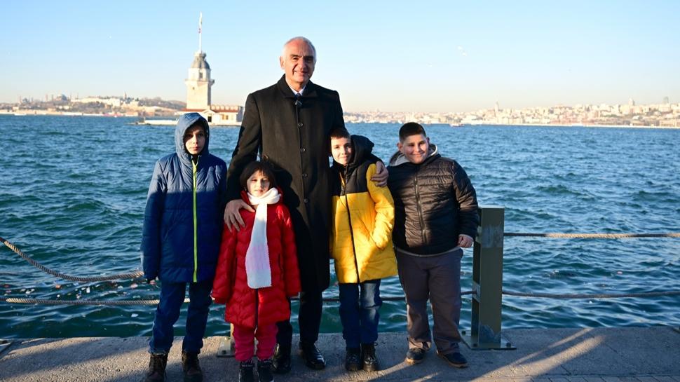 Bakan Ersoy, kardan "Kız Kulesi" yapan çocukları ağırladı