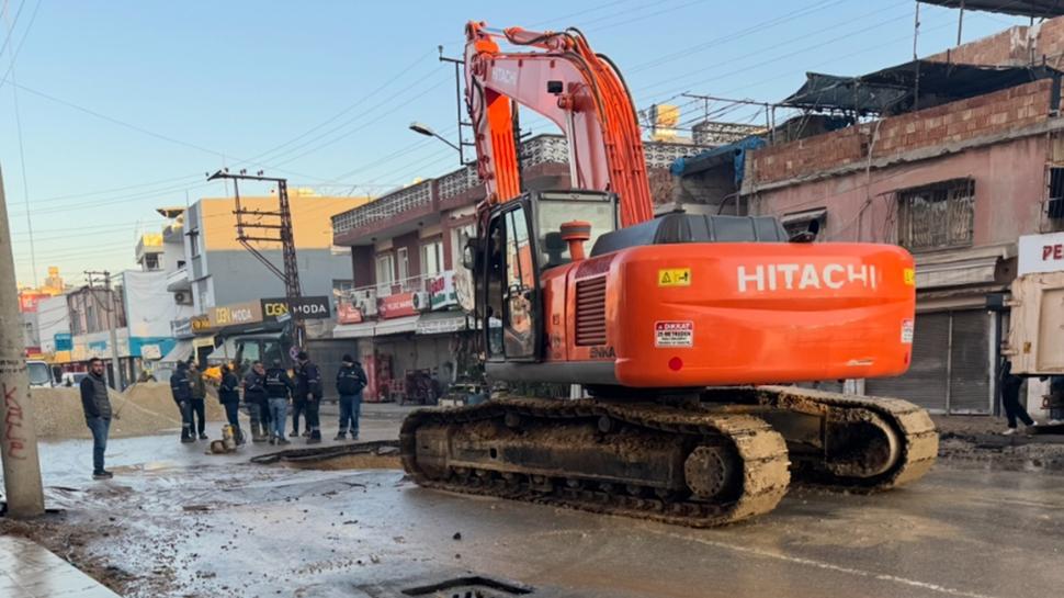 CHP'li belediyenin iş bilmezliği: Boru patladı, yol çöktü