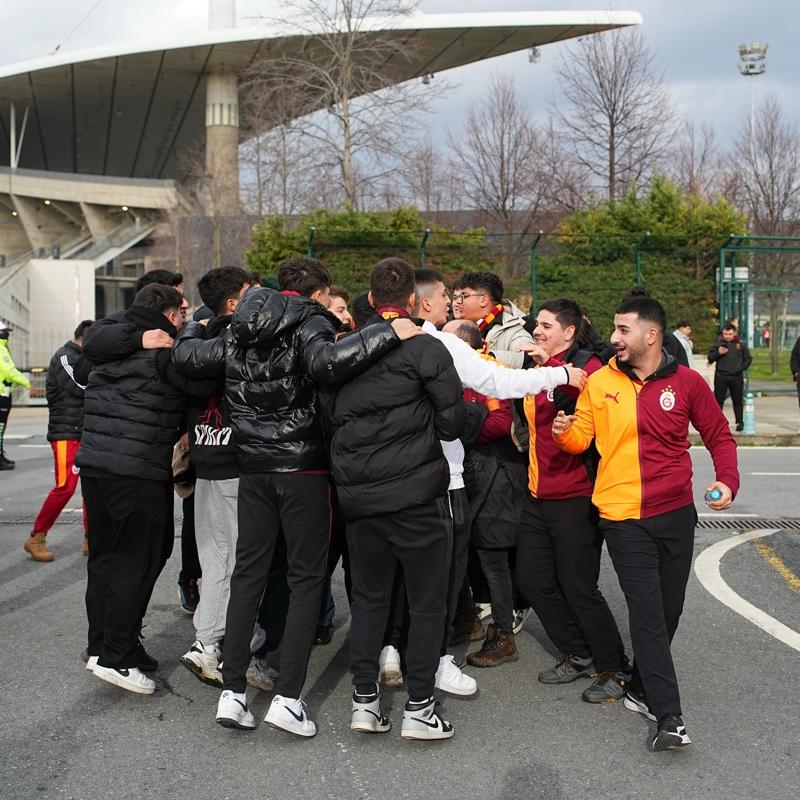 Galatasarayl� taraftarlar S�per Kupa i�in Atat�rk Olimpiyat Stadyumu'na geldi
