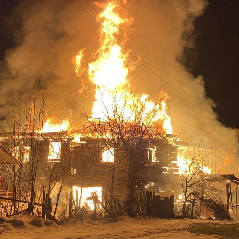 Karab�k'te korkutan yang�n: 2 katl� ah�ap ev k�le d�nd�