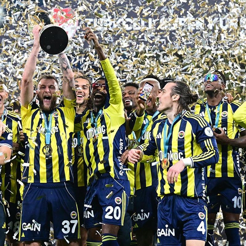 �ampiyon kupas�n� ald�! Fenerbah�e'de b�y�k co�ku